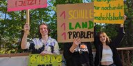 3 Schülerinnen mit Plakaten gegen Nazis an Schulen, ein verdecktes Gesicht