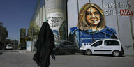 Gemaltes Proträt von Shireen Abu Akleh mit blauer Journalistenschutzweste auf der Mauer in der Westbank