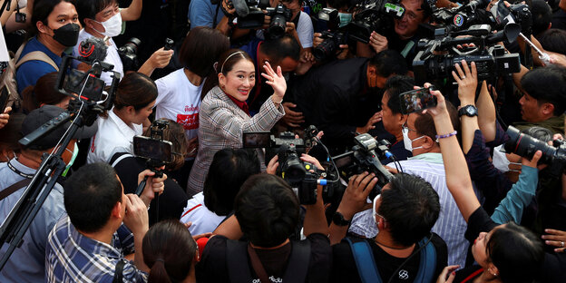 Die hochschwangere Paetongtarn Shinawatra, Tochter des Ex-Premiers Thaksin Shinwatra, wird am 3. April von Fotografen und Journalisten umringt.