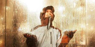 Frau in Regenjacke