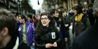 Junge Frauen protestieren mit Pro-Coice-Symbolen