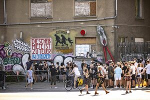 Menschen stehen Schlange vor einem Berliner Club