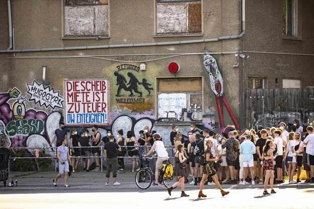 Menschen stehen Schlange vor einem Berliner Club
