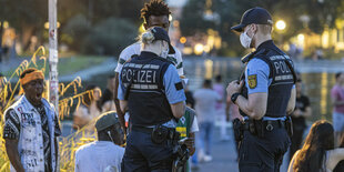 Menschen im Park, darunter zwei Polizisten