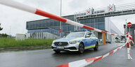 Ein Fahrzeug der Polizei von Mercedes-Benz hinter einem Absperrband