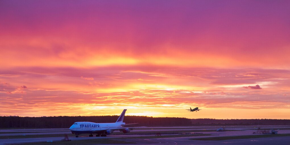 Flugzeug im Abendrot