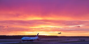 Flugzeug im Abendrot