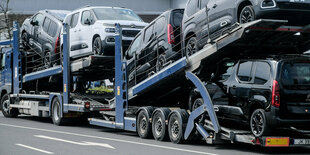 Neuwagen auf einem Autotransporter