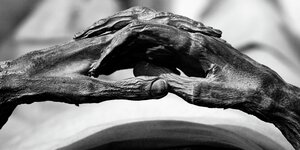 Hände der mumifizierten Leiche
