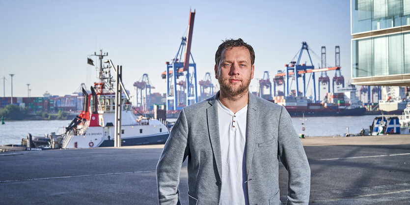 Gorden Siler vor der Elbe in Hamburg