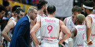 "Spielt schnell": Coach Tuomas Iisalo gebt den Baskets-Profis Anweisungen.