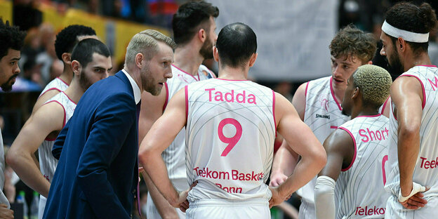 "Spielt schnell": Coach Tuomas Iisalo gebt den Baskets-Profis Anweisungen.