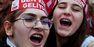 Zwei junge Frauen mit Stirnbändern der türkischen Oppositionspartei CHP