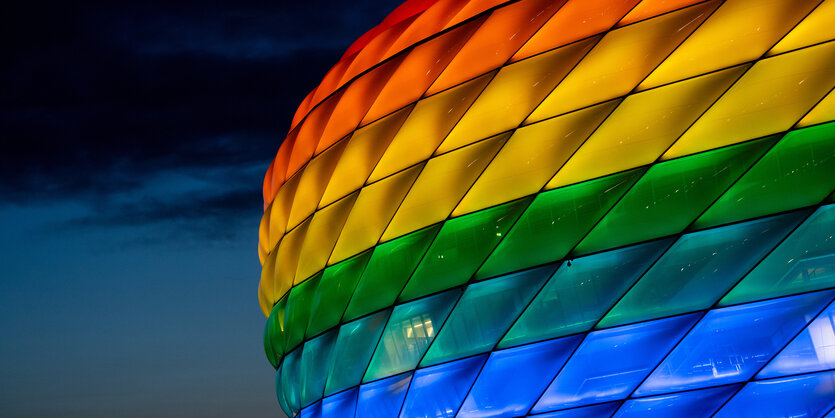 Die Außenhülle der Münchener Allianz Arena leuchtet in Regenbogenfarben