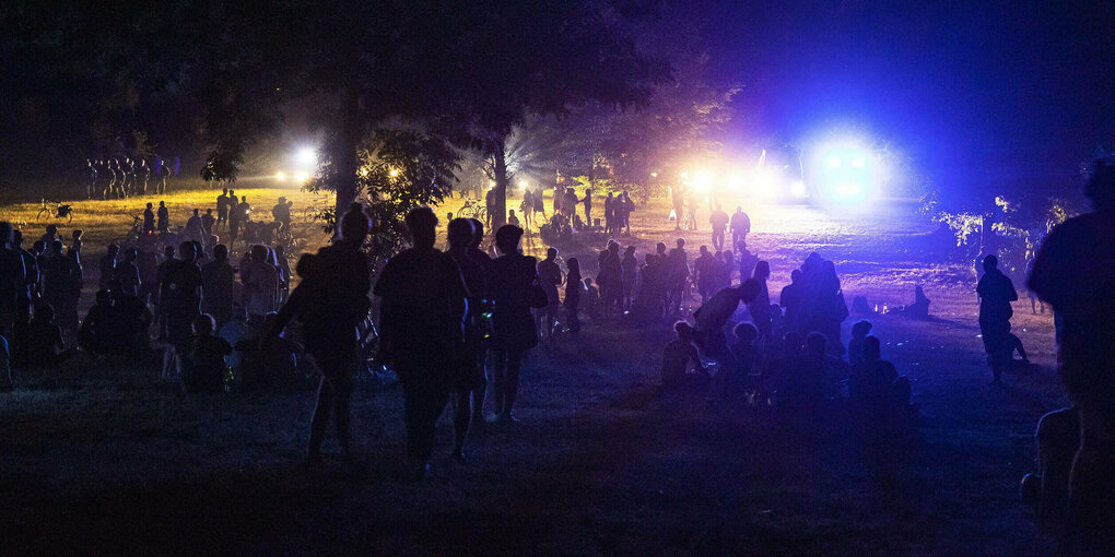 Menschen feiern in einem Park