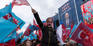 Fahnen und Plakate bei einer Kundgebung in Istanbul
