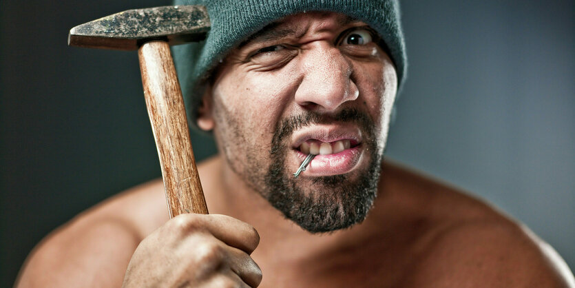 Eine Person mit einem Hammer in der Hand