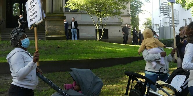 Eine Demonstration im Jahr 2020: Schwarze Frauen mit Kinderwagen und Säuglingen im Arm protestieren vor dem Bremer Standesamt