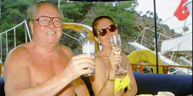 Jean-Marie Le Pen und seine Frau heben Gläser auf einer Yacht