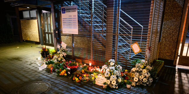 Blumen und Kerzen liegen vor dem Eingang des Königsreichsaals der Zeugen Jehovas in Hamburg-Alsterdorf.