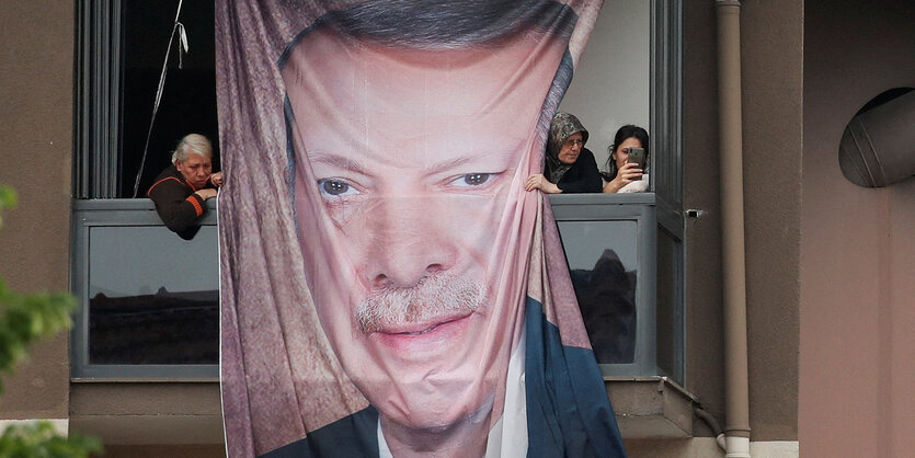 Ein Banner mit dem Portrait Erdogans vor dem Fenster eines Wohnhauses