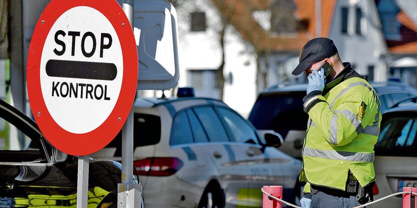 Polizisten kontrollieren am deutsch-dänischen Grenzübergang in Richtung Norden fahrende Fahrzeuge.