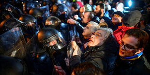 Eine protestierende Menschenmenge