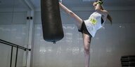Eine Frau macht Kickboxing