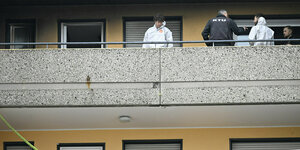 Balkonfassade mit Einsatzkräften der Spurensicherung