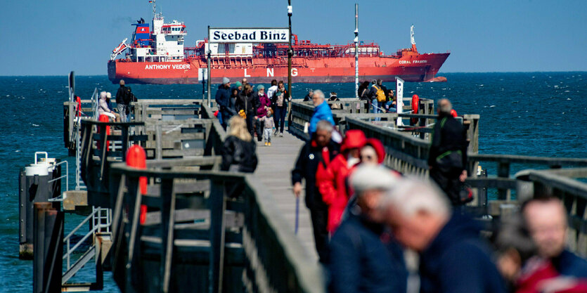 Ein LNG-Tanker vor einer Seebrücke