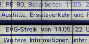 Information zum Streik der EVG sowie weitere Einschränkungen im Bahnverkehr sind auf einer Anzeigetafel im Hamburger Hauptbahnhof zu sehen
