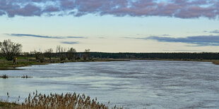 Landschaft am See mit blauem Hintergrund