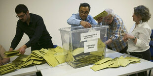 Menschen sortieren Wahlzettel