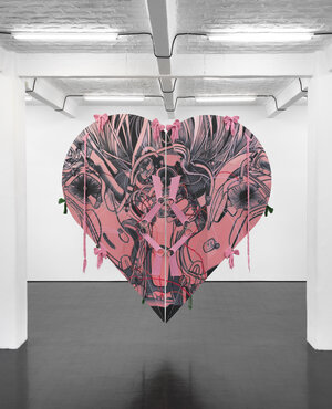 Installationsansicht von Frieda Toranzo Jaeger in der Galerie Weiss. Ein aus bemalten Holzelementen zusammengesetztes Herz in den Tönen Rosa und Grau hängt vpn der Decke der Galerie. Installationsansicht von Frieda Toranzo Jaeger in der Galerie Weiss. Ein aus bemalten Holzelementen zusammengesetztes Herz in den Tönen Rosa und Grau hängt vpn der Decke der Galerie.
