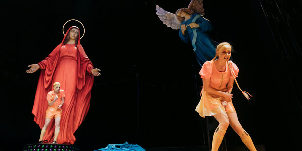 Marien- und Engelfiguren sind mit einer Schauspielerin auf der Bühne