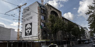 "How long is now" steht auf der Fassade des ehemaligen Kulturzentrums Tacheles.