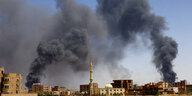 Rauchschwaden über der Stadt Kharum im Sudan