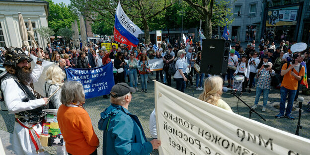 Demonstration mit einer Fahne "Frieden mit Russland"
