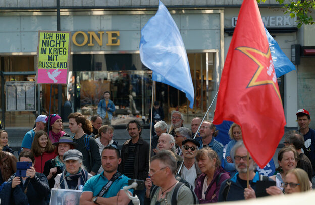 Demonstration des Bündnis für Einheit und Frieden in Europa mit Plakat "Ich bin nicht im Krieg mit Russland"