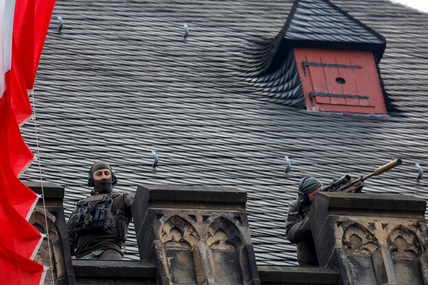 Polizisten auf einem Dach
