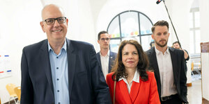 Andreas Bovenschulte, Spitzenkandidat der SPD in Bremen und seine Partnerin Kerstin Krüger geben ihre Stimme im Wahllokal ab