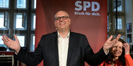 Der Bremer Bürgermeister Andreas Bovenschulte steht vor einer roten SPD-Wand