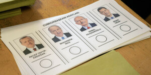 Wahlzettel mit dem Konterfei von vier Männern