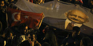 Eine Fahne mit dem Proträt von Kilicdaroglu in der Menge