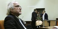 Richter Thomas Walther, Im Hintergrund sieht man den Ageklagten John Demjanjuk, der in einem Rollstuhl in den Gerichtssaal geschoben wird