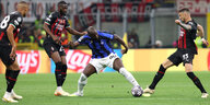 Romelu Lukaku setzt sich gegen drei gegenspieler durch