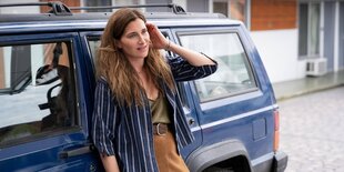 Die Schauspielerin Kathryn Hahn in ihrer Rolle als Claire Pierce in "Tiny Beautiful Thing"