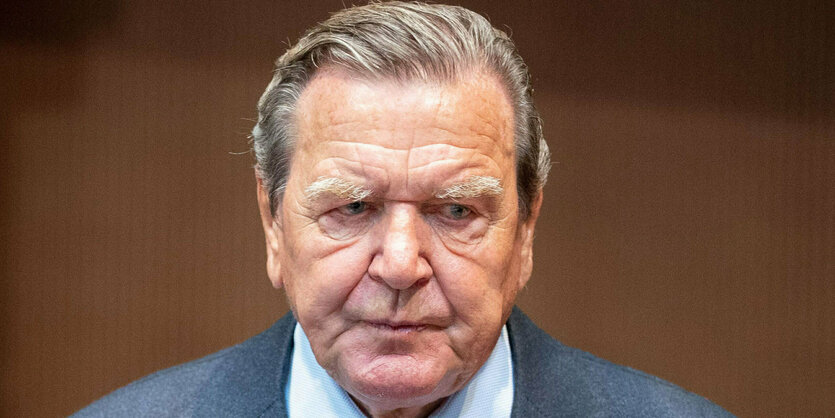 Gerhard Schroeder schaut ernst