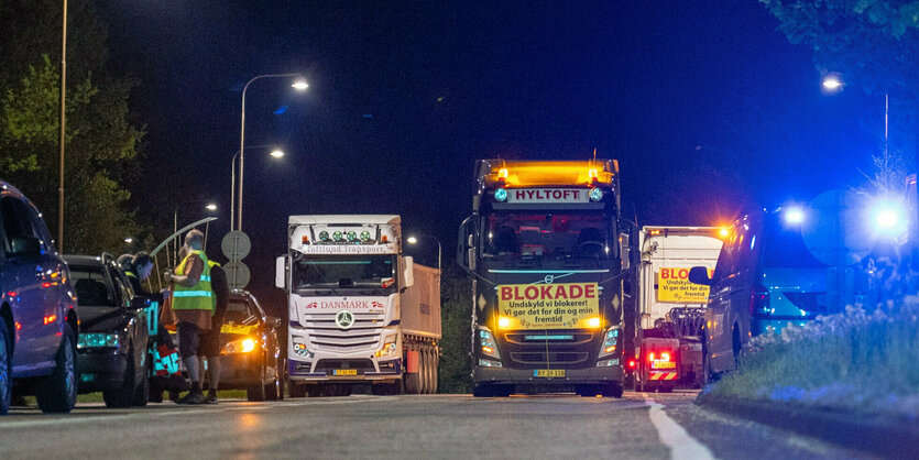 Lkws blockieren eine Straße