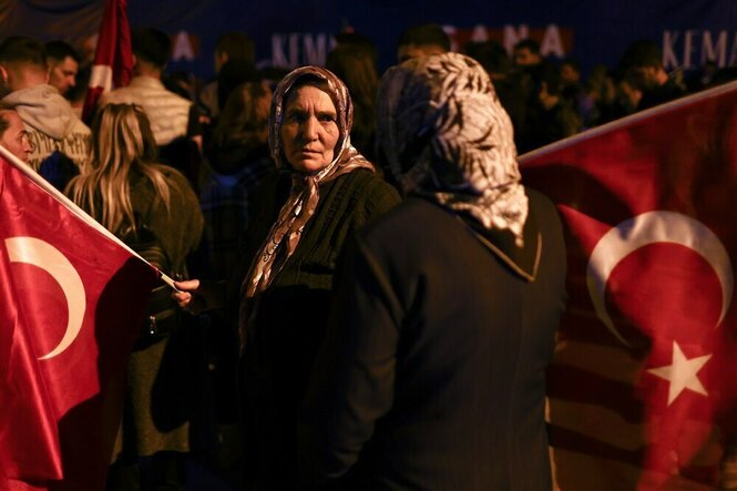 Zwei Frauen mit türkischer Fahne